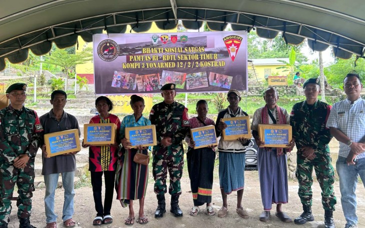 Satgas Pamtas Tebar Kasih Natal bagi Masyarakat Desa Alas