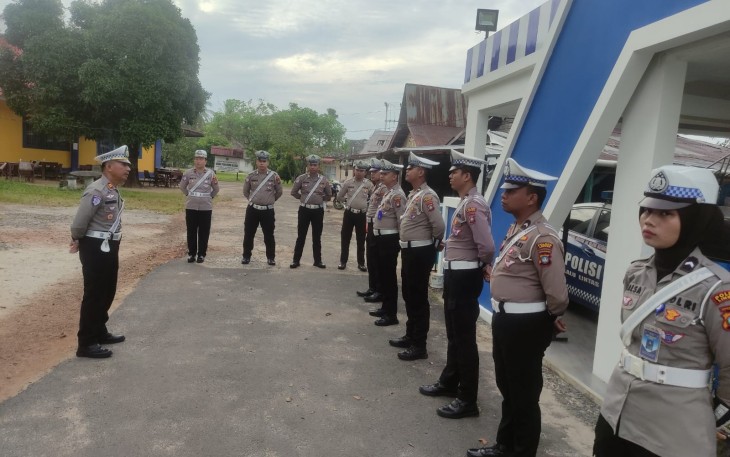 Kasatlantas Polres Lingga IPTU Abdrurrahman saat pimpin apel pagi di halaman Pos Lantas Wisma Ria Dabo Singkep, Kabupaten Lingga, Rabu (5-2-2025).