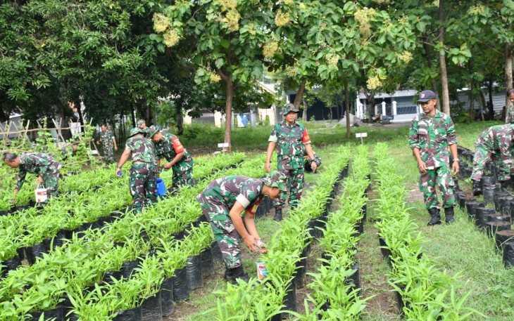  Berbagai jenis sayuran ditanam di lahan milik Kodim 0802/Ponorogo yang berlokasi di belakang dapur Satuan Pelayanan Pemenuhan Gizi Kabupaten Ponorogo Jl. Veteran Kelurahan Surodikraman Kecamatan / Kabupaten Ponorogo, Rabu (26/02/2025)