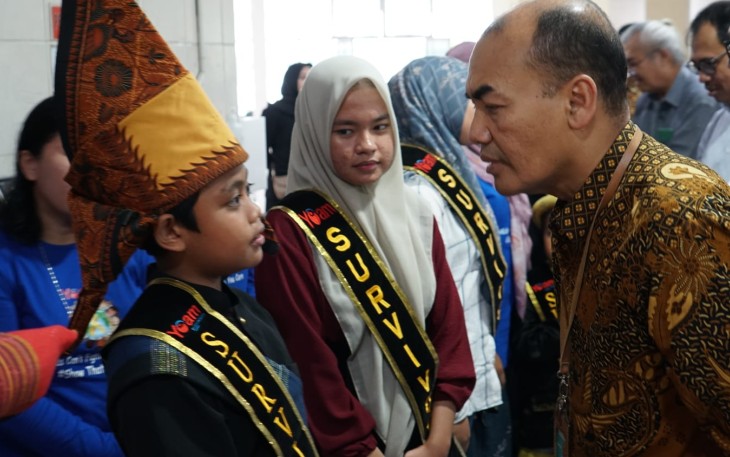 Para dokter dan perawat Rumah Sakit (RS) Adam Malik memperingati Hari Kanker Anak Sedunia bersama pasien di selasar Gedung Central Medical Unit (CMU) RS Adam Malik, Jumat (14/2/2025)