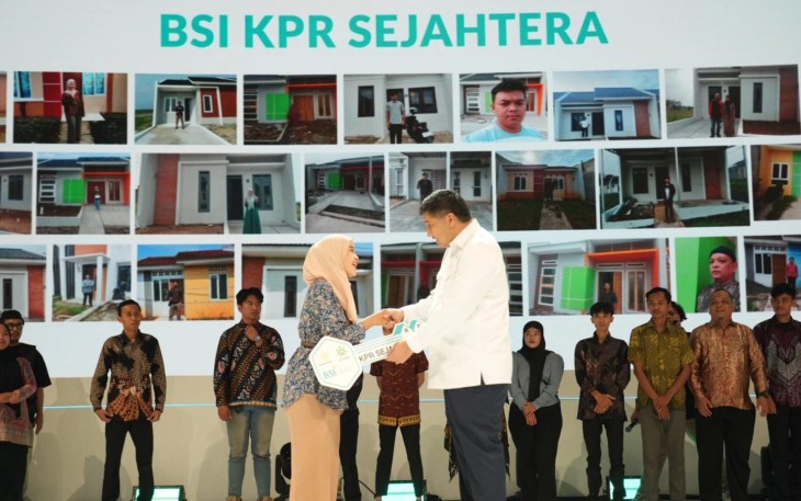 Serah terima kunci kepada 32 orang penerima BSI KPR Sejahtera di Jakarta, Minggu (29/6/2025).