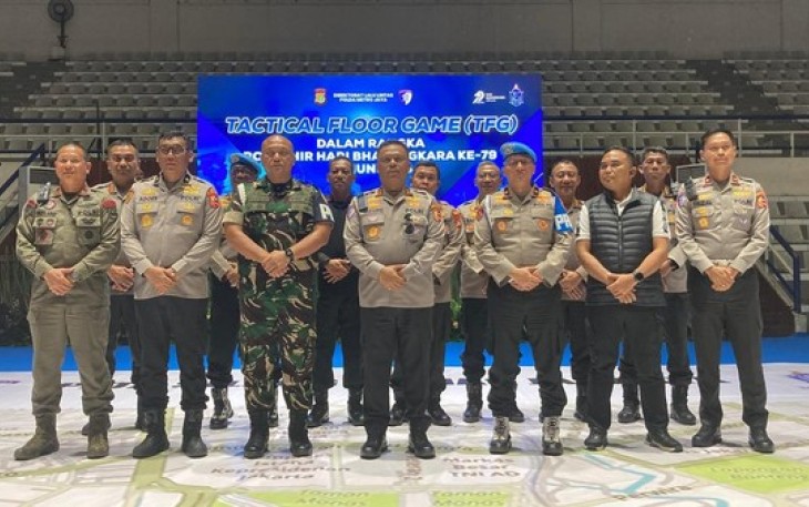 Simulasi keamanan jelang peringatan puncak hari Bhayangkara ke-79 yang akan digelar di kawasan Monas, Jakarta Pusat. 