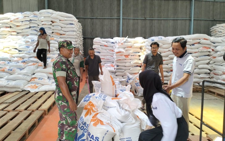 Babinsa Karangsoko Tinjau Gudang Bulog Trenggalek