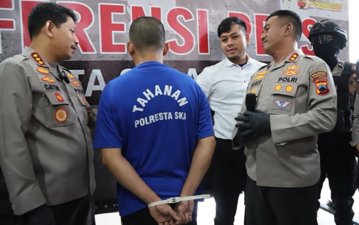  BTN (30), tersangka begal payudara di Jagalan, Solo, saat dihadirkan dalam konferensi pers di Mapolresta Surakarta, Senin (21/04/2025)