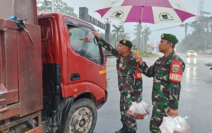 Koramil 1710-03/Kuala Kencana Bagikan Takjil Gratis Kepada Warga