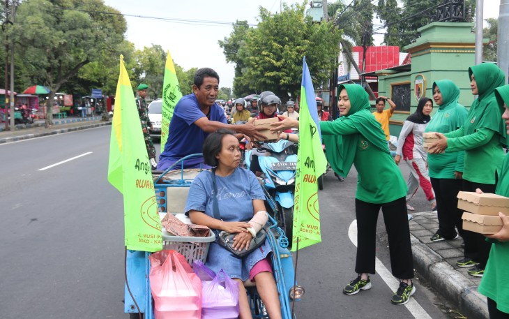 Persit KCK Cab XIX Kodim 0805/Ngawi Bagi Takjil Kepada Warga Masyarakat