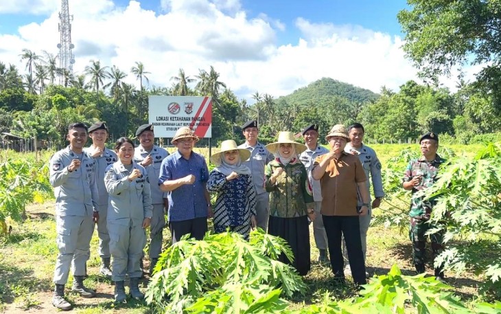 Kepala Badan Keamanan Laut Republik Indonesia (Bakamla RI), Laksdya TNI Dr. Irvansyah, S.H., M.Tr.Opsla., melaksanakan panen kacang tanah di lahan Bakamla RI yang terletak di Banjar Yeh Malet, Desa Antiga Kelod, Kecamatan Manggis, Karangasem, Bali, Selasa (15/4/2025)