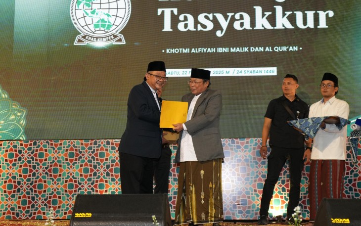Menteri Pendidikan Dasar dan Menengah (Mendikdasmen) Abdul Mu'ti mengunjungi dan memberikan pesan motivasi dalam acara Haflah dan Tasyakur Pondok Pesantren Khas Kempek, Cirebon, Jawa Barat