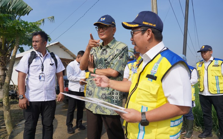 Menteri Pekerjaan Umum (PU), Dody Hanggodo, turun meninjau wilayah terdampak banjir di Karangligar, Karawang