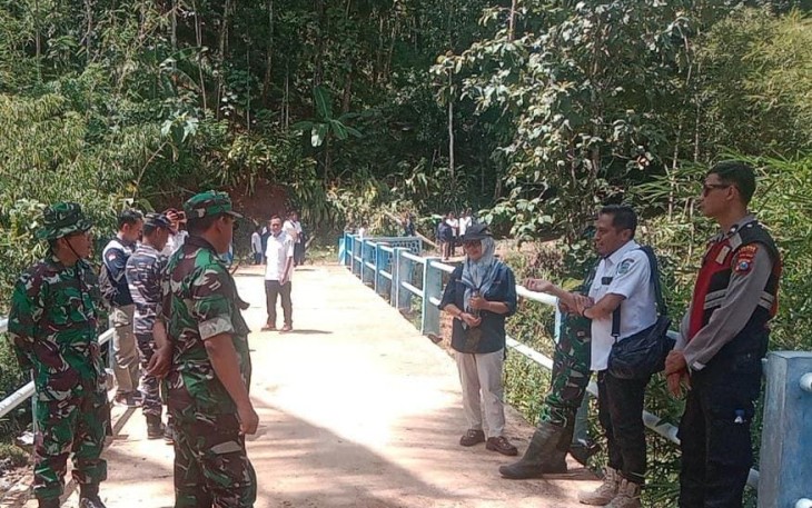 Tinjau Lokasi Pembangunan Jalan Desa di Wilayah Pacitan
