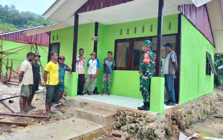 Dandim 1708/BN Letkol Inf Marsen Sinaga tinjau lokasi pembangunan rumah TMMD ke-123 dan berbincang dengan Satgas TMMD Kodim 1708/BN