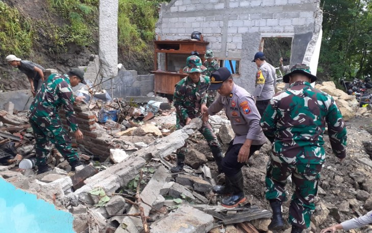 TNI Polri Bersama Masyarakat Gotong Royong Atasi