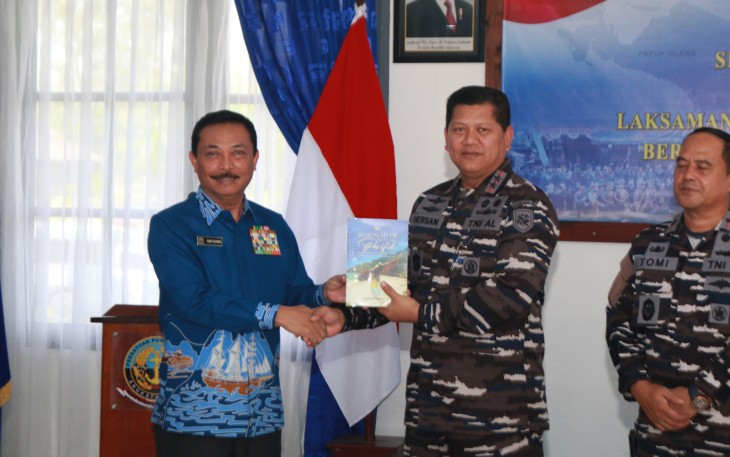 Panglima Komando Armada (Pangkoarmada) III, Laksamana Muda TNI Hersan, S.E., M.Si., didampingi Ketua Daerah Jalasenastri Armada III, Ny. Dita Hersan, menghadiri kunjungan kerja Ketua Umum Persatuan Purnawirawan Angkatan Laut (PPAL), Laksamana TNI (Purn) Siwi Sukma Adji, S.E., M.M., beserta rombongan di Biak, Sabtu ( 22/2/2025)