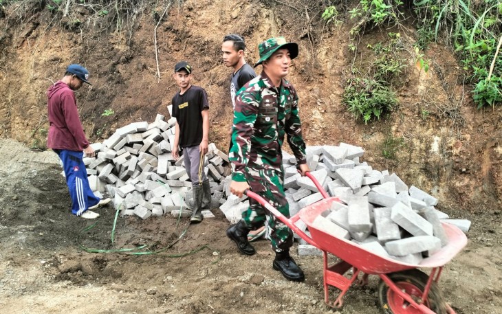 Babinsa dan Warga Sawahan Kompak Gotong Royong Bangun Jalan Desa