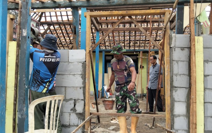 Proses pengerjaan kegiatan rehab Panti Asuhan Citra diri yang terletak di Desa Kayen, Kec/Kab.Pacitan sudah memasuki 5 hari kerja, kegiatan ini merupakan bagian dari program bakti sosial Korem 081/Dsj dalam kegiatan ini di percayakan Kodim 0801/Pacitan rangka meningkatkan kualitas hidup anak-anak panti asuhan, Selasa (15/4/2025)