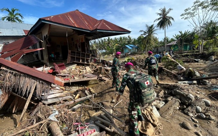 Satgas Kesehatan TNI AL dan Tim Sipil dari Petualang Rescue di Daerah Pengungsian Kuala Cangkoi, Kec. Lapang, Aceh. Senin (8/12).