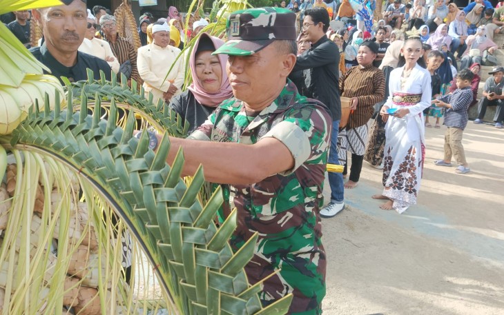 Guna melestarikan warisan budaya leluhur, warga masyarakat Desa Tamansari mengadakan Festival Arak tumpeng kupat di kawasan wisata Bukit tompe Desa Tamanasri, Kecamatan Pringkuku, Kabupaten Pacitan, Senin (7/4/2025)