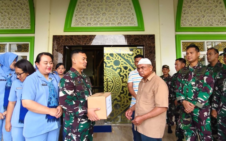 Skadron Udara 11 Laksanakan Tabur Bunga di Pantai Segeri Kabupaten Pangkep