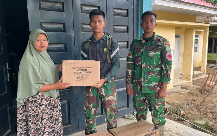 TNI saat salurkan Bantuan Obat ke Desa Terisolir Pascabanjir Aceh Tengah