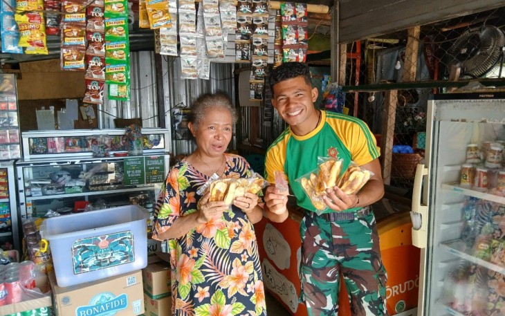 Satgas Pos Nunura Dorong Ekonomi Warga Melalui Pelatihan UMKM Kripik Pisang.