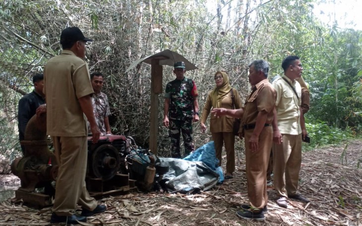 Babinsa Bendorejo Koptu Hartanto menunjukkan komitmennya dengan terjun langsung mendampingi kegiatan Monitoring dan Evaluasi (Monev) pemanfaatan pompa air dan alat mesin pertanian (Alsintan). Kegiatan strategis ini berlangsung di Desa Bendorejo, Kecamatan Pogalan, Rabu (12/2/2025)
