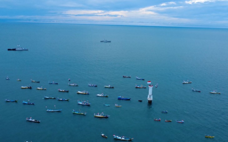 upacara pengibaran bendera Merah Putih dalam rangka HUT RI ke-80 yang digelar khidmat di Suar Karang Unarang, tepat di perbatasan Indonesia–Malaysia, Minggu (17/8).