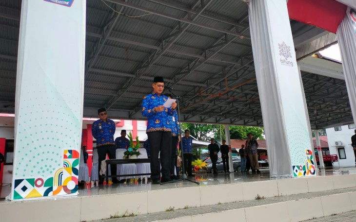 Wali Kota Bitung Hengky Honandar 