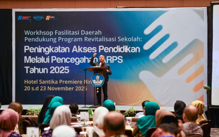Wamen Fajar saat membuka Workshop Fasilitasi Daerah Pendukung Program Revitalisasi Sekolah yang diselenggarakan oleh Direktorat SMA Kemendikdasmen, di Kota Tangerang Selatan, Kamis malam (20/11).