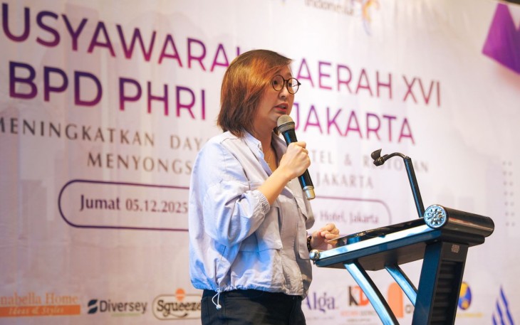 Wakil Menteri Ekonomi Kreatif, Irene Umar, memberi sambutan dalam Musyawarah Daerah (Musda) XVI Badan Pimpinan Daerah Perhimpunan Hotel dan Restoran Indonesia (BPD PHRI) DKI Jakarta yang diselenggarakan di Hotel Aston City, Jakarta, Jumat (5/12/2025).