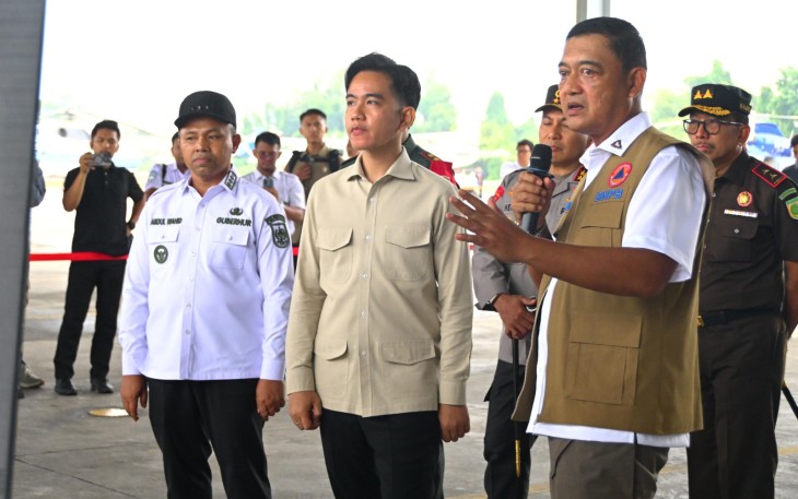 Wakil Presiden RI Gibran Rakabuming bersama Deputi Bidang Penanganan Darurat BNPB Mayjen TNI Budi Irawan (kemeja putih dengan rompi cokelat) saat meninjau penanganan karhutla di sekitar Pangkalan Udara TNI AU Roesmin Nurjadin, Pekanbaru, Senin (28/7).  Sumber foto : Biro Sekretariat Wakil Presiden RI