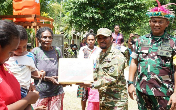 Wakil Bupati Biak Numfor Jimmy CR Kapisa didampingi Ketua TIM Wasev TMMD ke-123 Kolonel Inf Wawan Setiawan Menyerahkan paket PMT kepada Para Ibu yang memiliki Anak Balita di Kampung Kbusdori, Distrik Swandiwe