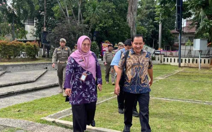 Wakil Walikota Depok Chandra Rahmansyah jalan kaki menuju kantor Balai Kota, Jumat (21/02/25) pagi