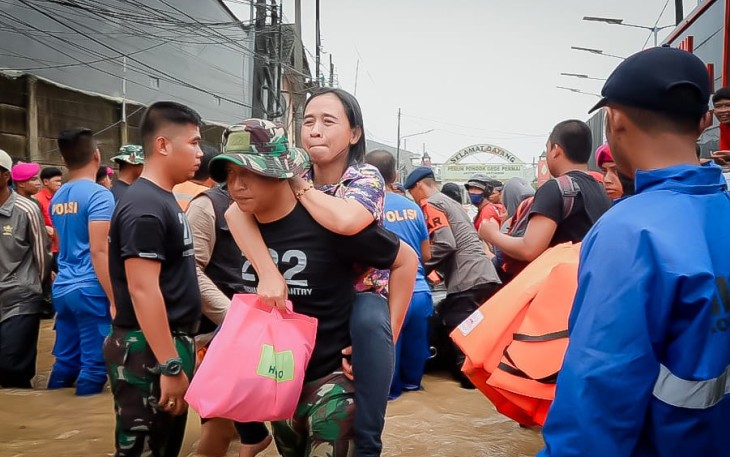 Yonif 202/Tajimalela Kerahkan Ratusan Personel dan Bangun Dapur Lapangan Bantu Korban Banjir Bekasi