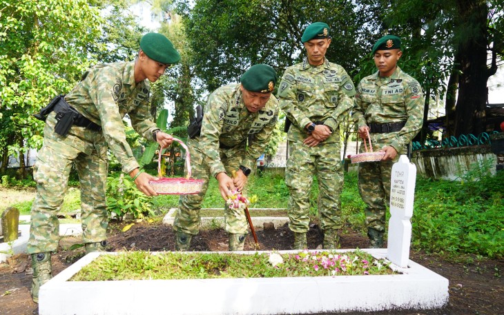 Panglima Divisi Infanteri 2 Kostrad Mayor Jenderal TNI Susilo memimpin acara ziarah Rombongan ke Taman Makam Pahlawan (TMP) Untung Suropati Kota Malang. Kegiatan ini masih dalam rangkaian kegiatan memperingati HUT ke-64 Kostrad, Rabu (26/2/2025)
