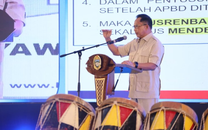 Mendagri Muhammad Tito Karnavian saat memberikan pengarahan sekaligus membuka Musyawarah Perencanaan Pembangunan (Musrenbang) RKPD Provinsi Sumut Tahun 2027 di Hotel Santika Dyandra Medan, Sumut, Rabu (22/4/2026).