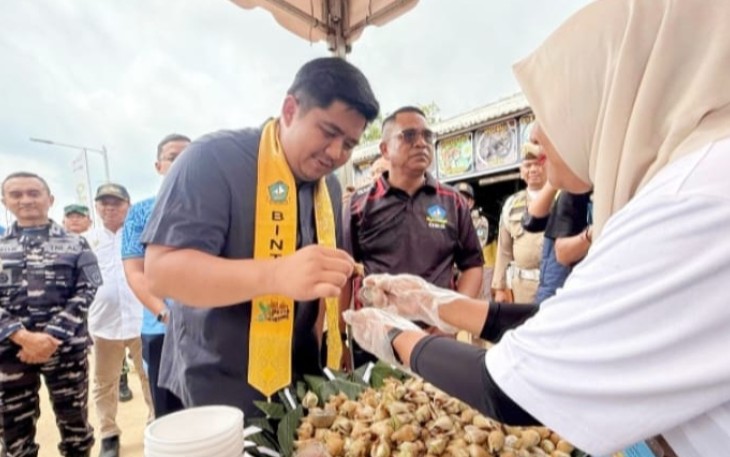 Bupati Roby bersama seluruh pengunjung kemudian menikmati kuliner gonggong (siput cangkang) beserta sambal khasnya dengan cita rasa pedas asam yang menyatu.