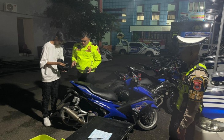 Satlantas Polres Karanganyar mengamankan sejumlah sepeda motor hasil operasi penindakan pelanggaran lalu lintas di sepanjang Jalan Lawu, Kabupaten Karanganyar, Sabtu (31/1/2026) malam.