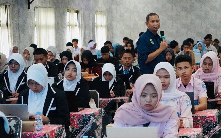 Sebanyak 100 pelajar pilihan dari 10 SMA/SMK se-Kabupaten Karanganyar mengikuti kegiatan AI Class ASEAN 2026, di Aula Wira Pratama I, Kamis (5/2/2026).