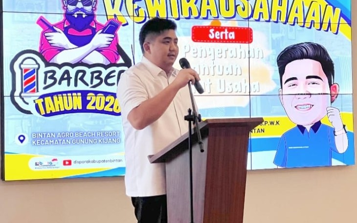 Bupati Roby saat membuka kegiatan Pelatihan Kewirausahaan Barber sekaligus menyerahkan peralatan barber shop, Rabu (11/02) di Hotel Agro Beach Resort, Teluk Bakau, Kecamatan Gunung Kijang.