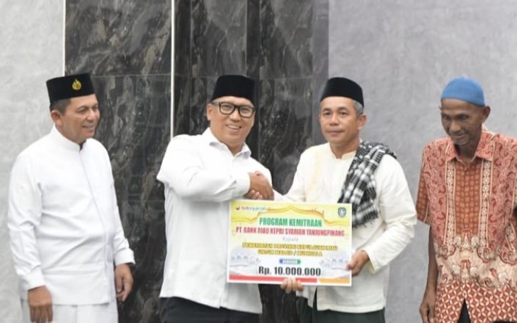 Gubernur Ansar dan Wagub Nyanyang saat Serahkan Bantuan CSR Rp15 Juta untuk Dua Masjid