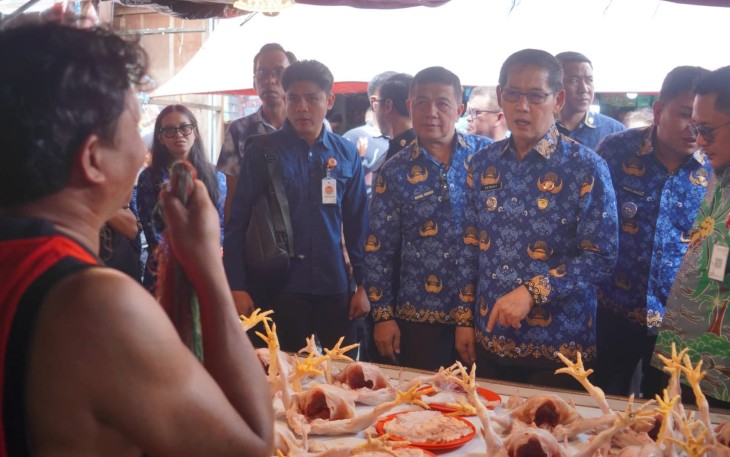 Walikota Bitung, Hengky Honandar bersama Wakil Walikota Bitung, Randito Maringka saat melakukan sidak pasar.