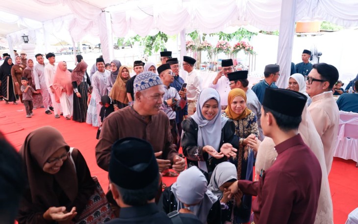 Warga Bintan Antusias Kunjungi Rumah Wakil Bupati Bintan, Deby Maryanti
