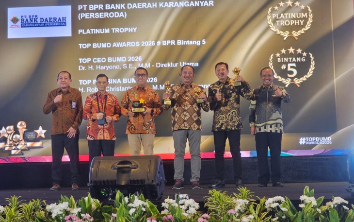 Bank Daerah Karanganyar sukses memboyong penghargaan Platinum Trophy dalam ajang bergengsi TOP BUMD Awards 2026 di Hotel Raffles, Jakarta, Senin (13/4/2026). (Foto: Istimewa).