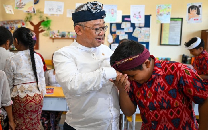 Saat berada di dalam kelas, Menteri Mu’ti berinteraksi langsung dengan murid-murid kelas 4 melalui pembelajaran Bahasa Indonesia.
