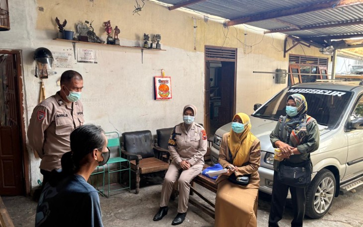 Petugas  Sidokkes Polres Karanganyar sedang melakukan tracing kontak erat warga yang terkonfirmasi menderita Tuberkulosis (TBC) di Dusun Dimoro RT 02 RW 10, Kelurahan Karanganyar, Senin (15/6/2026).