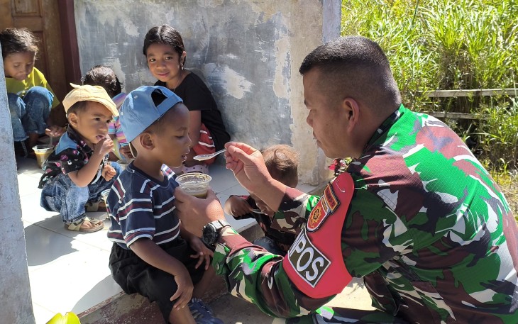 Yonarmed 12 Kostrad saat Gelar Posyandu di Wilayah Perbatasan