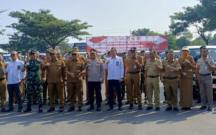  Acara penyerahan secara simbolis kendaraan operasional KDKMP Kodim 0727/Karanganyar, di Plaza Alun-alun Karanganyar, Senin (11/5/2026).