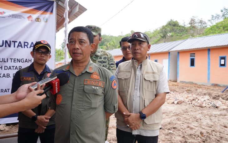 Kepala BNPB Letjen TNI Dr. Suharyanto berkesempatan untuk berdialog bersama warga penerima hunian sementara sekaligus memberikan bantuan, saat meninjau progres huntara Sibalanga, Tapanuli Utara, Jumat (6/2). Usai agenda tersebut Kepala BNPB memberikan pernyataan pers terkait progres huntara ini.