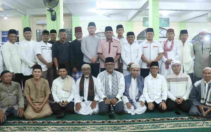 Wali Kota Lis Darmansyah dan Wakil Wali Kota Raja Ariza foto bersama saat Safari Ramadan bertepatan peringatan Nuzulul Qur'an yang diselenggarakan DKM Masjid Ar Rahim Teluk Keriting, Jumat (6/3/2026).