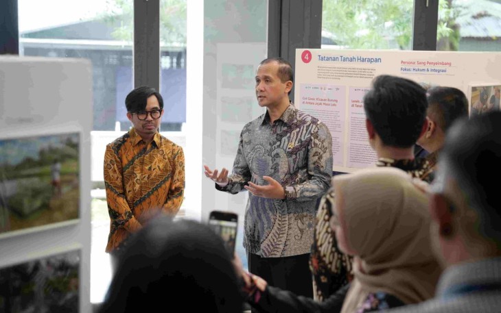 Menteri Transmigrasi M. Iftitah Sulaiman Suryanagara dalam Pembukaan Pameran Ekspedisi Patriot ITB 2025 yang digelar di Gedung Center for Arts, Design and Language (CADL), Institut Teknologi Bandung (ITB), Senin (23/2)